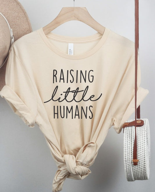 Camiseta gráfica para mujer "Criando pequeños humanos"