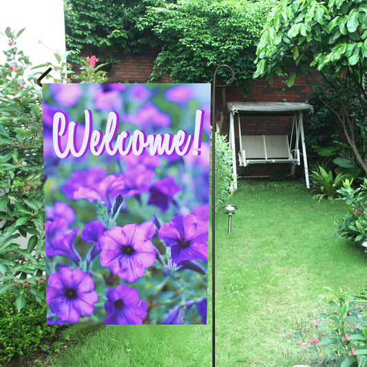 Bandera de jardín "Bienvenidos" con flores moradas, 71 x 101 cm (fabricada en EE. UU.)