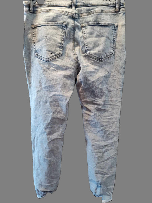 Jeans mom con dobladillo deshilachado y lavado ácido para mujer No Boundaries