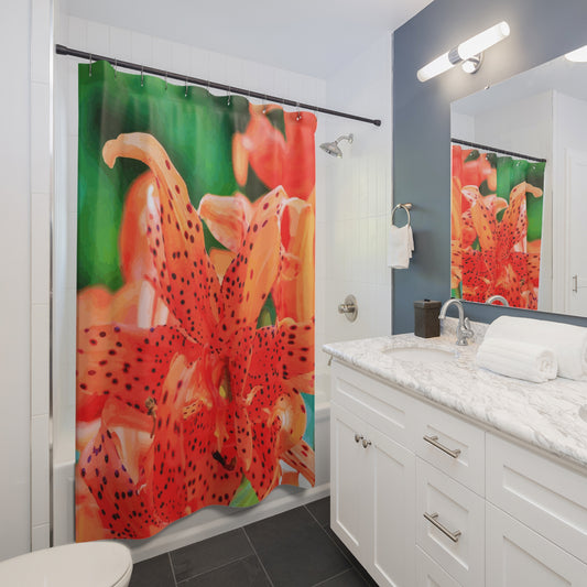 Cortina de ducha con lirio tigre naranja