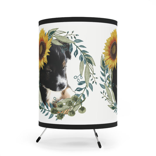 Lindo cachorro negro con sombrero de girasol lámpara trípode pantalla impresa