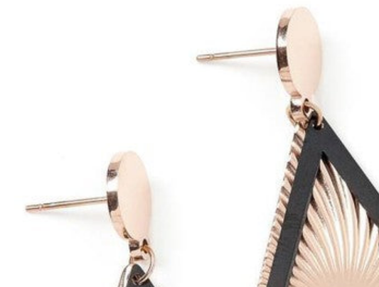 Elegantes pendientes colgantes de oro con forma de diamante y borde negro