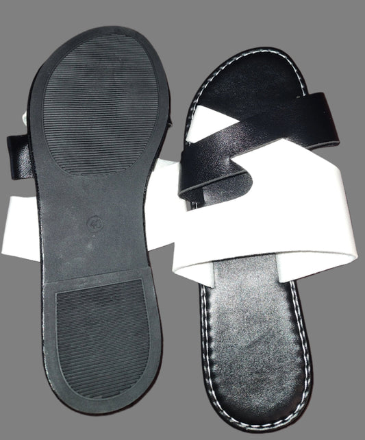 Sandalias blancas y negras para mujer