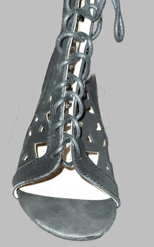 Botas negras con cordones y tacones de aguja