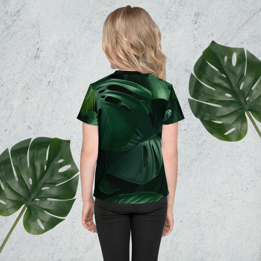 Camiseta infantil con estampado de jirafa rodeada de vegetación