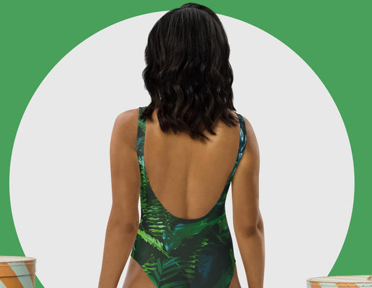 Traje de baño de una pieza con jirafa alta rodeada de vegetación