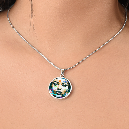 Hermoso collar redondo gráfico de lujo para mujer segura de sí misma