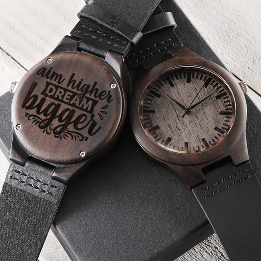 Reloj de madera grabado con palabras de aliento "Apunta más alto, sueña más grande".