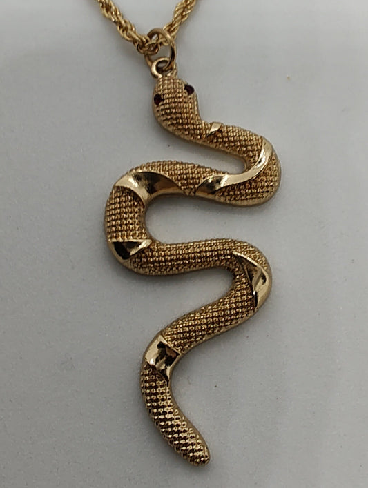 Cadena de serpiente dorada