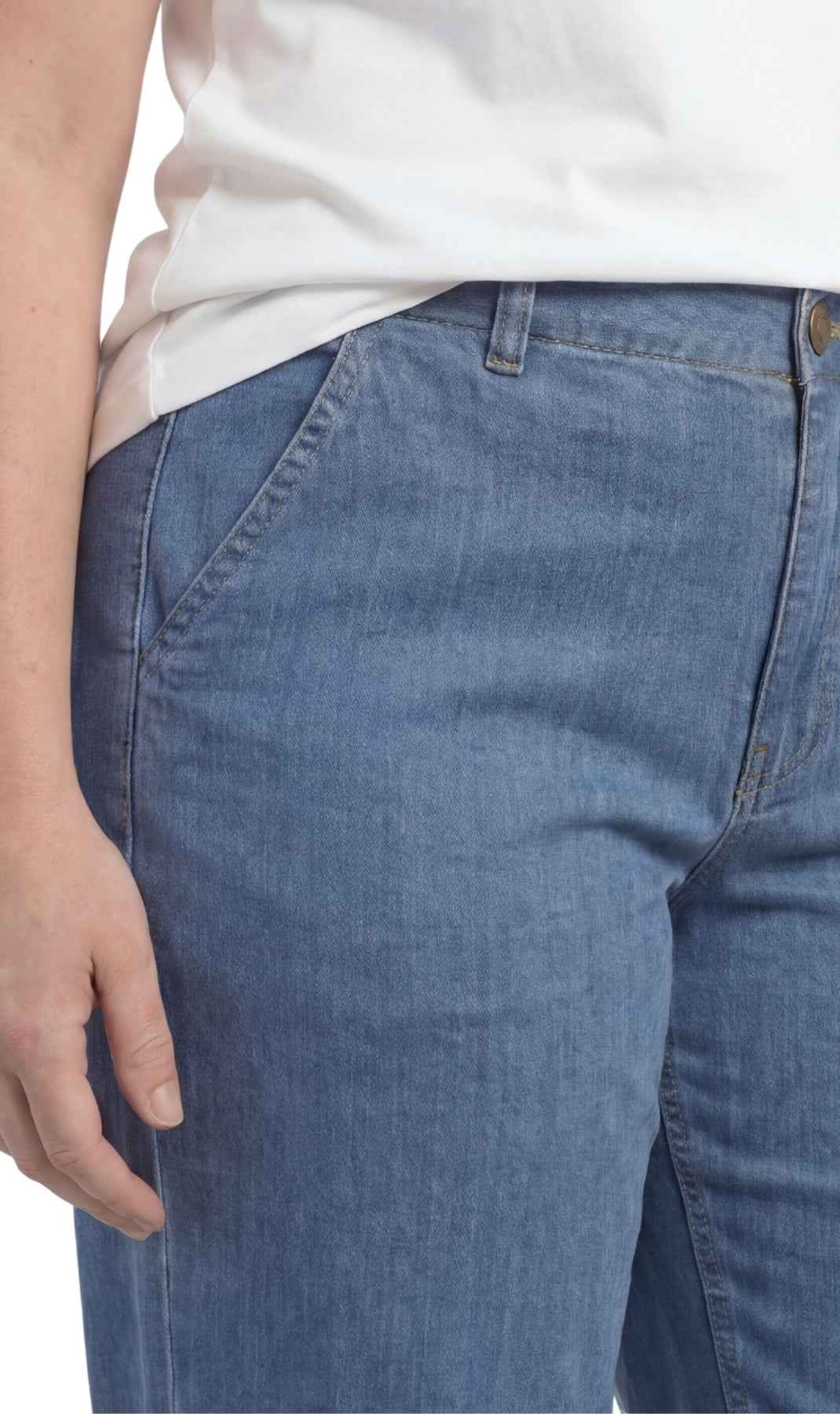 Women’s Lightweight Straight Leg Casual Denim Capri Pants in Cotton Blend Fabric