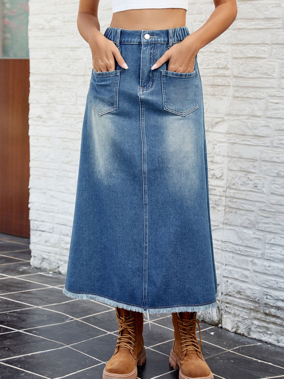 Women's Raw Hem Buttoned Midi Denim Skirt with Pockets