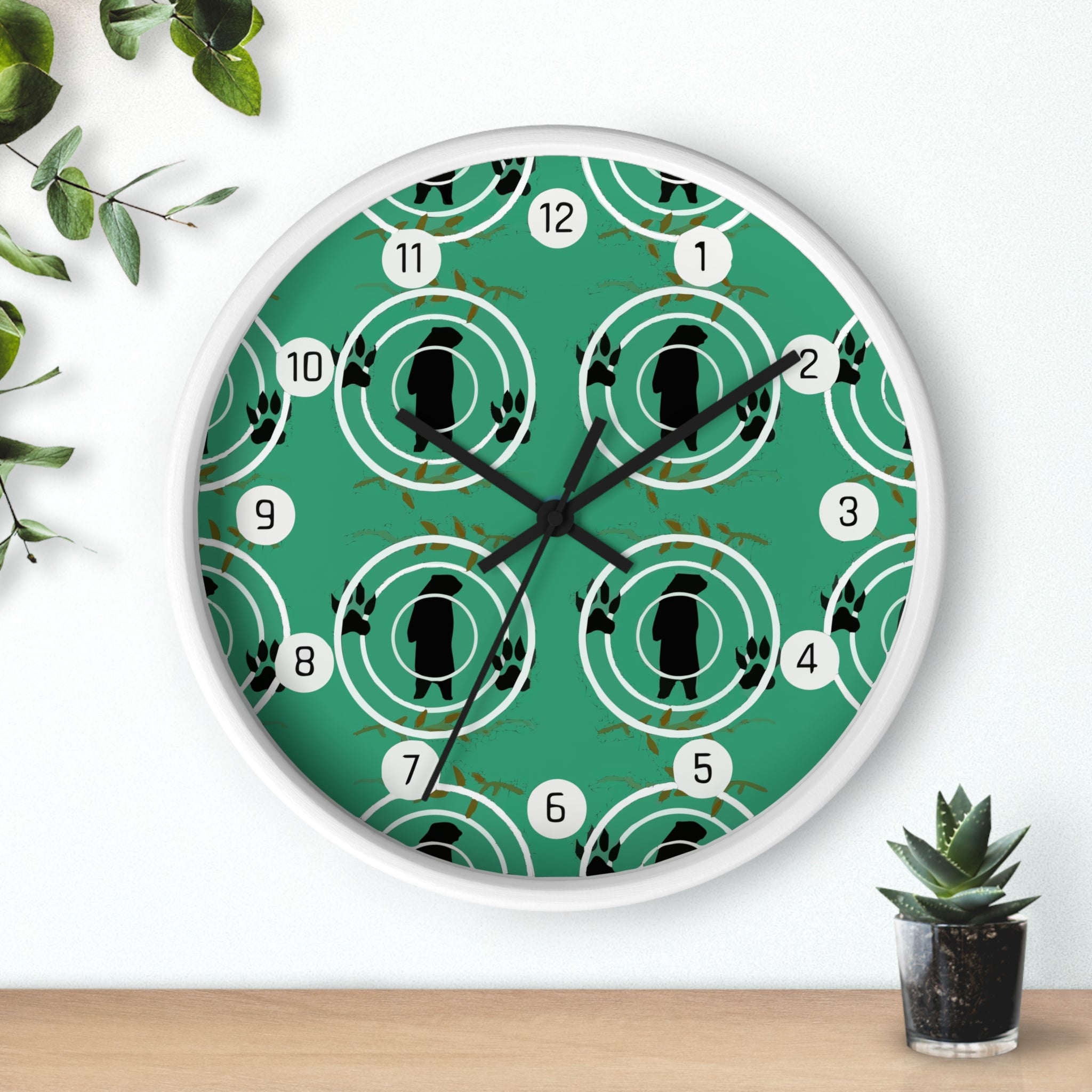 Horloge murale ours de pays sur fond vert