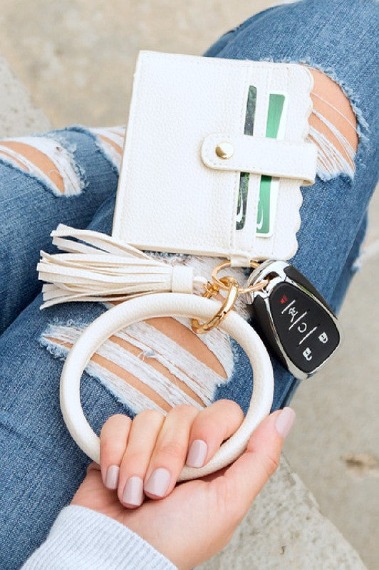 Brazalete con portatarjetas de identificación y llavero con borlas