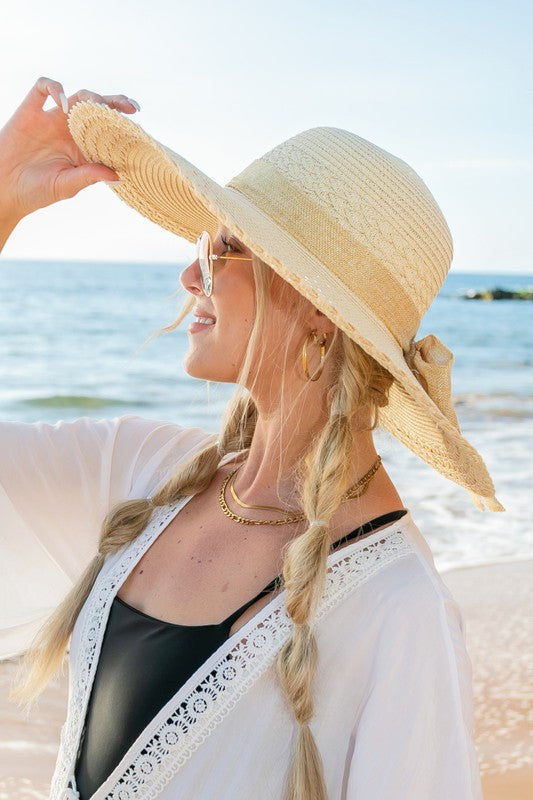 Sombrero para el sol con detalle de lazo y borde festoneado