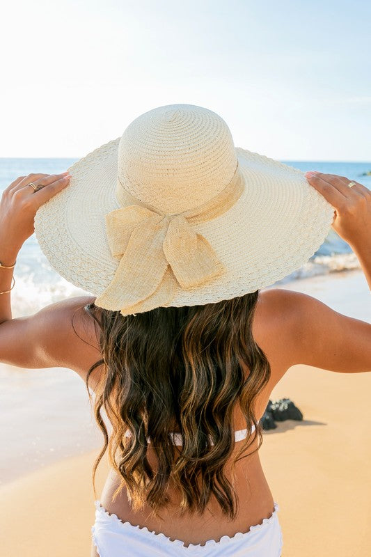 Sombrero para el sol con detalle de lazo y borde festoneado