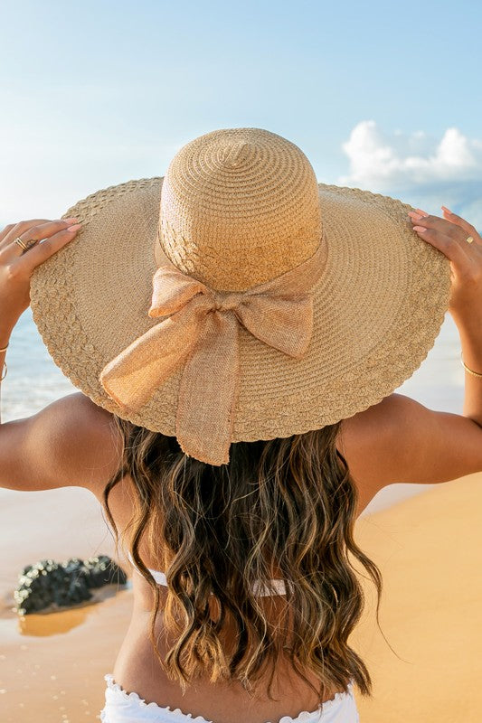 Sombrero para el sol con detalle de lazo y borde festoneado