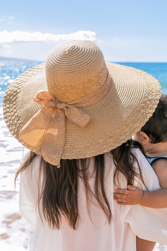 Sombrero para el sol con detalle de lazo y borde festoneado