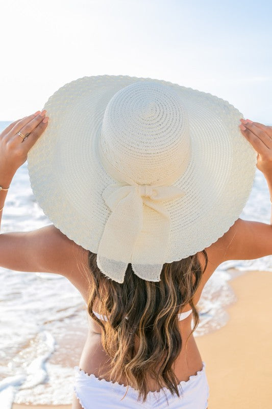 Sombrero para el sol con detalle de lazo y borde festoneado