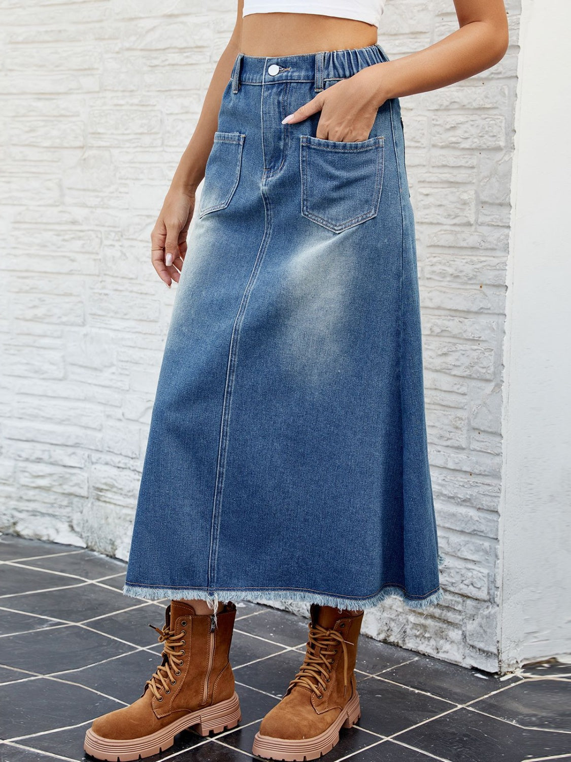 Women's Raw Hem Buttoned Midi Denim Skirt with Pockets