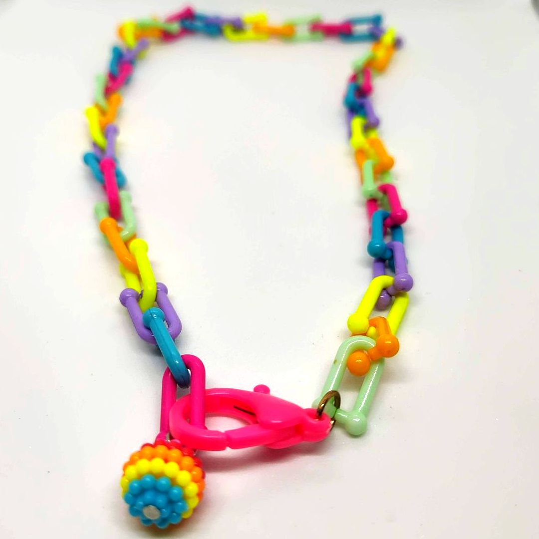 Collar de plástico colorido para niños
