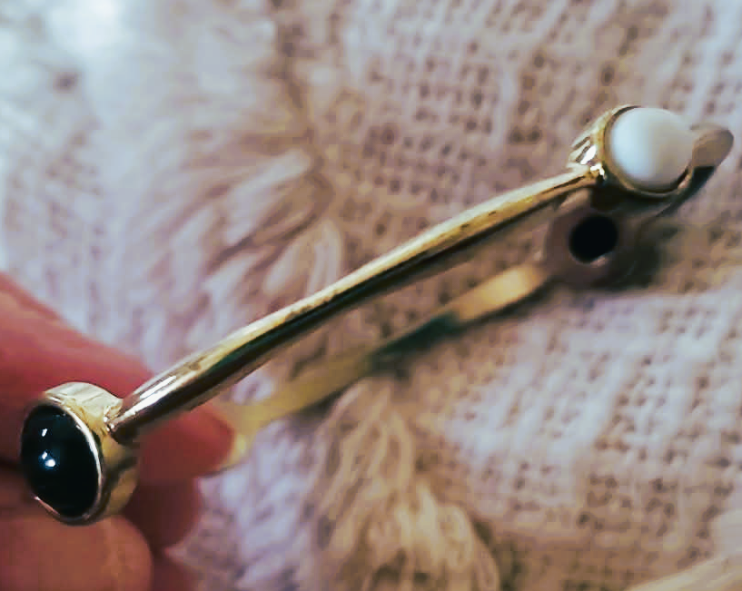 Pulsera en blanco y negro