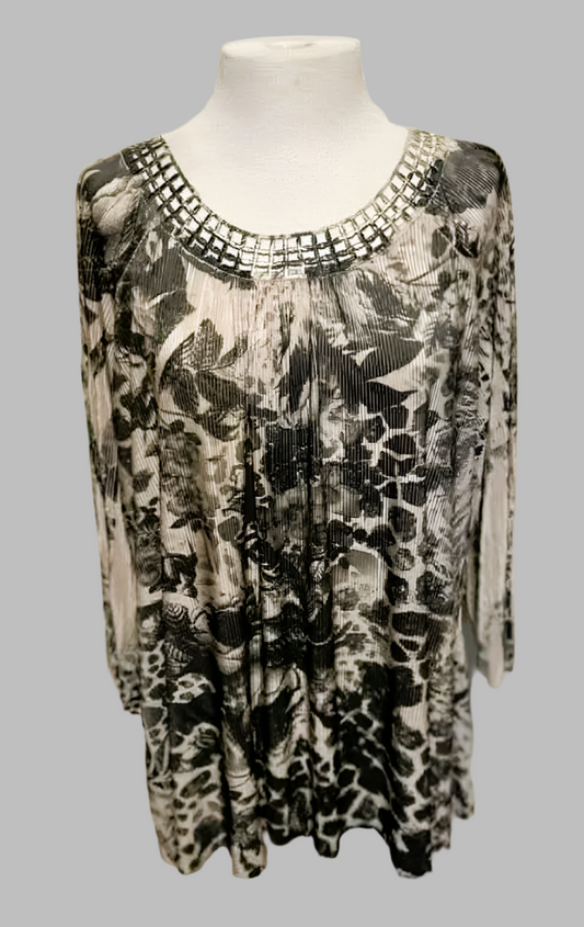Suéter Christopher &amp; Banks gris/marfil con cuello redondo recortado, mangas 3/4 plisadas - Talla L