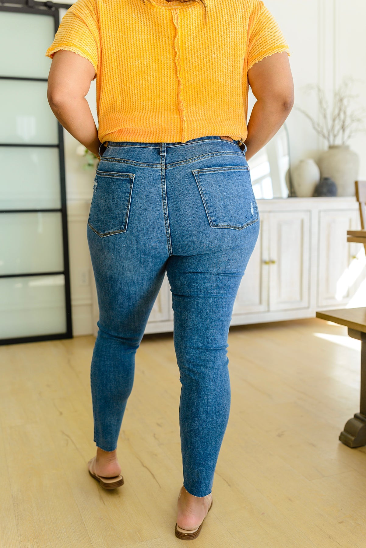 Hi-waisted Dandelion Embroidery Skinny Jeans