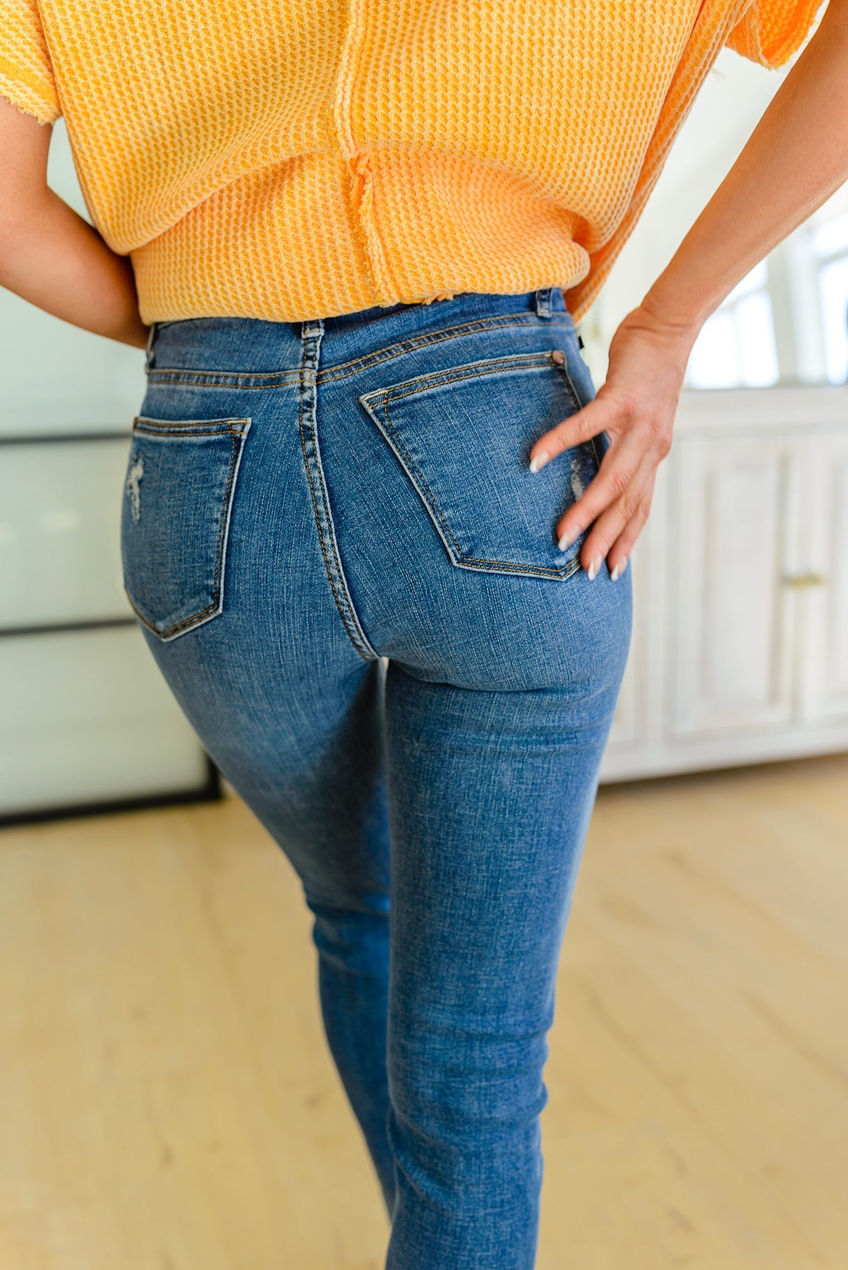 Hi-waisted Dandelion Embroidery Skinny Jeans