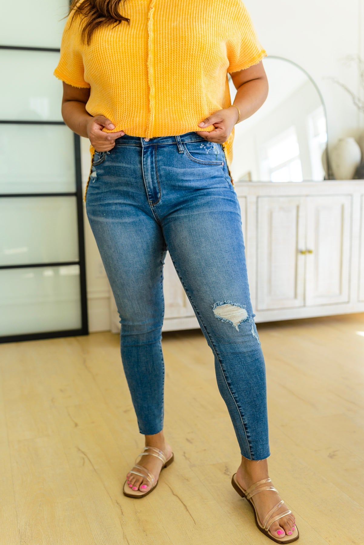 Hi-waisted Dandelion Embroidery Skinny Jeans