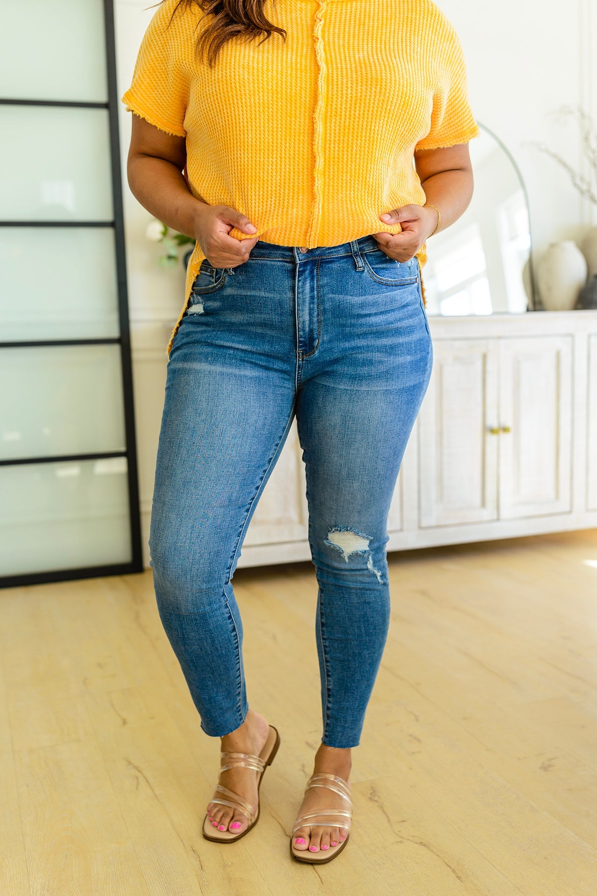 Hi-waisted Dandelion Embroidery Skinny Jeans