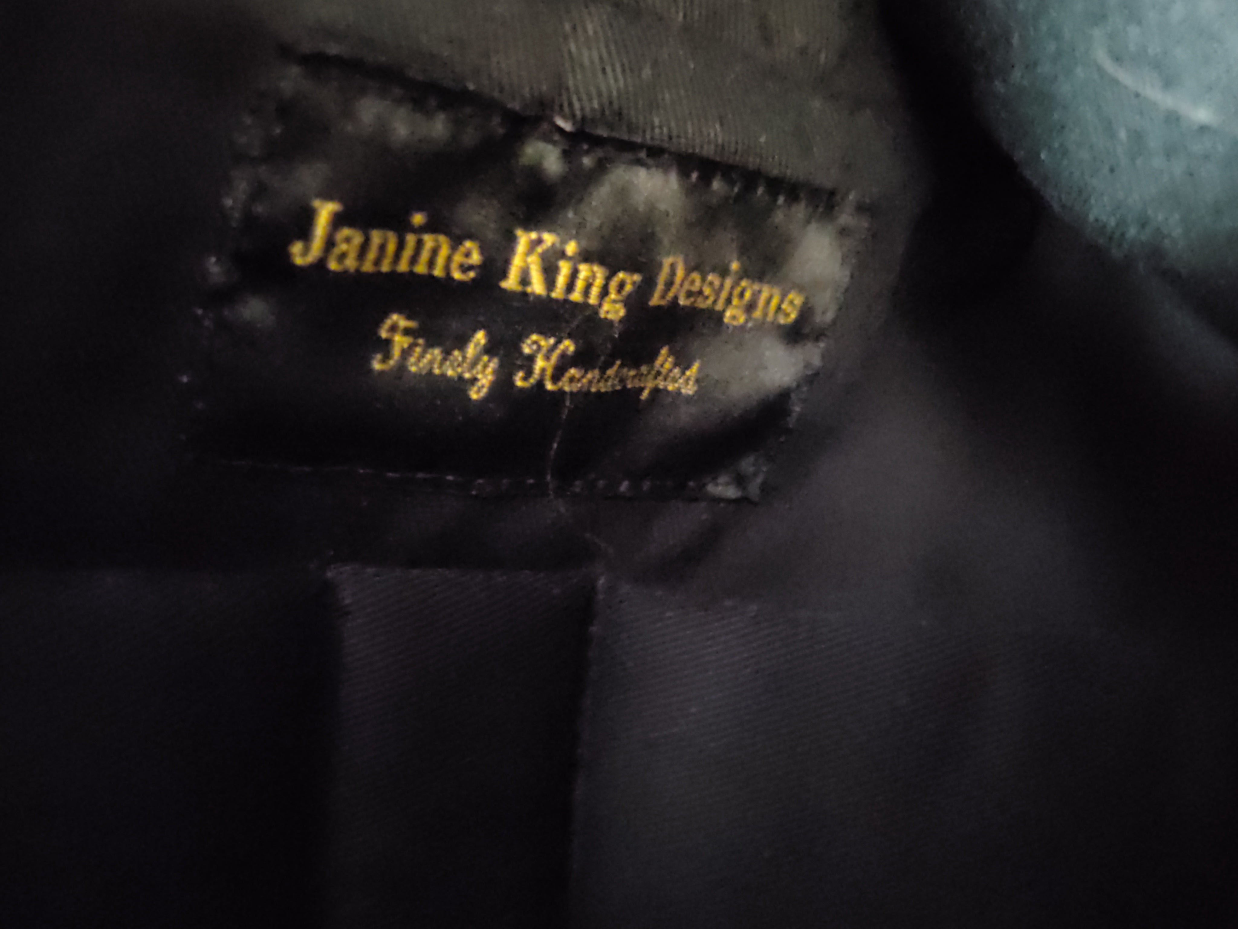 Bolso de mano pequeño de tela Janine King Design de segunda mano en negro, marrón y blanco (recogida gratuita en Manchester, KY)