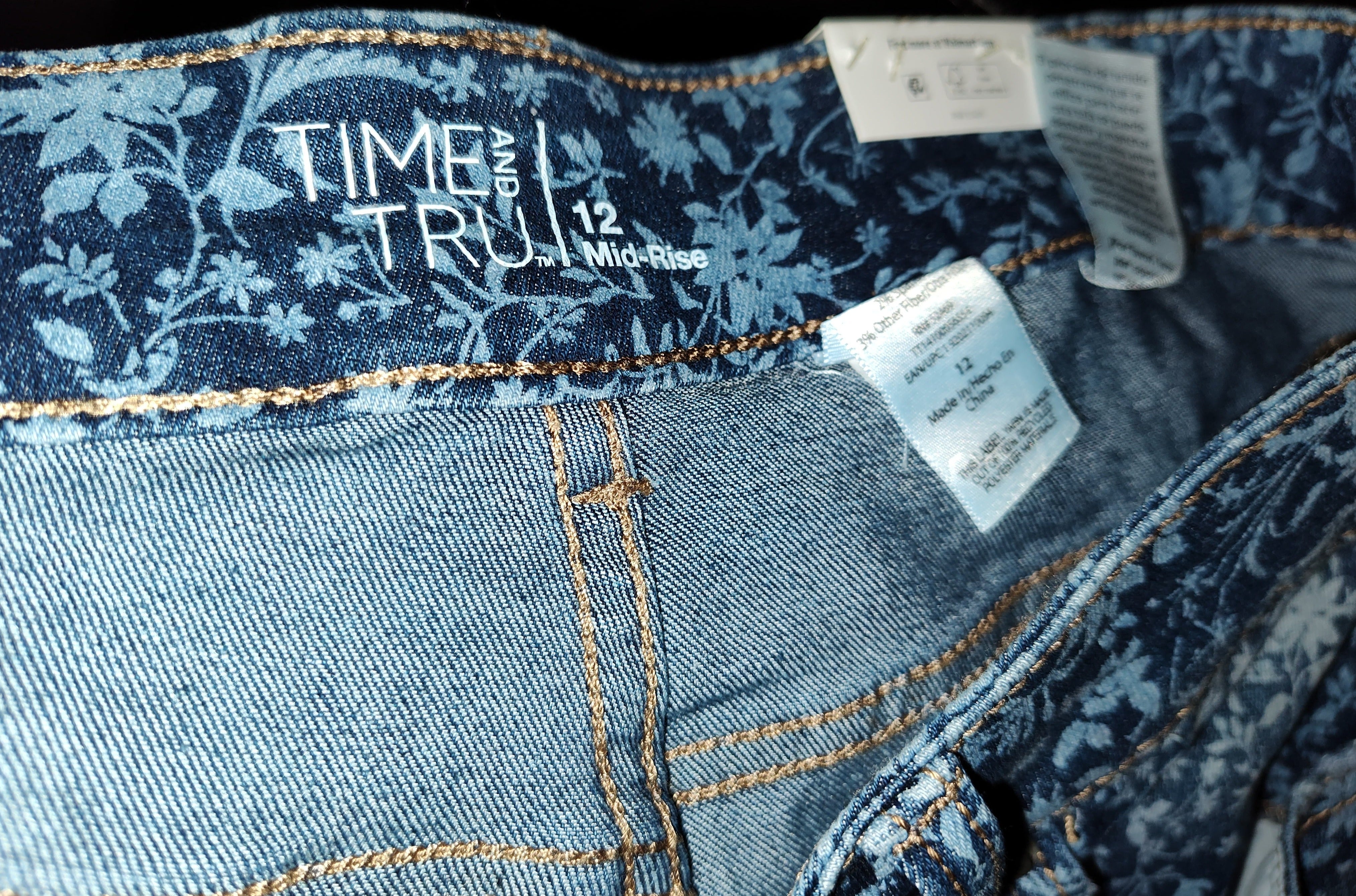 Women's Time and Tru Blue Floral Mid-rise Denim Shorts - new with tags