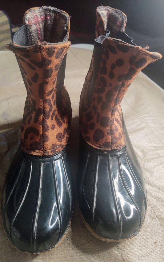 Duck Style Women's Boots with Leopard Trim (Size 8) - preowned