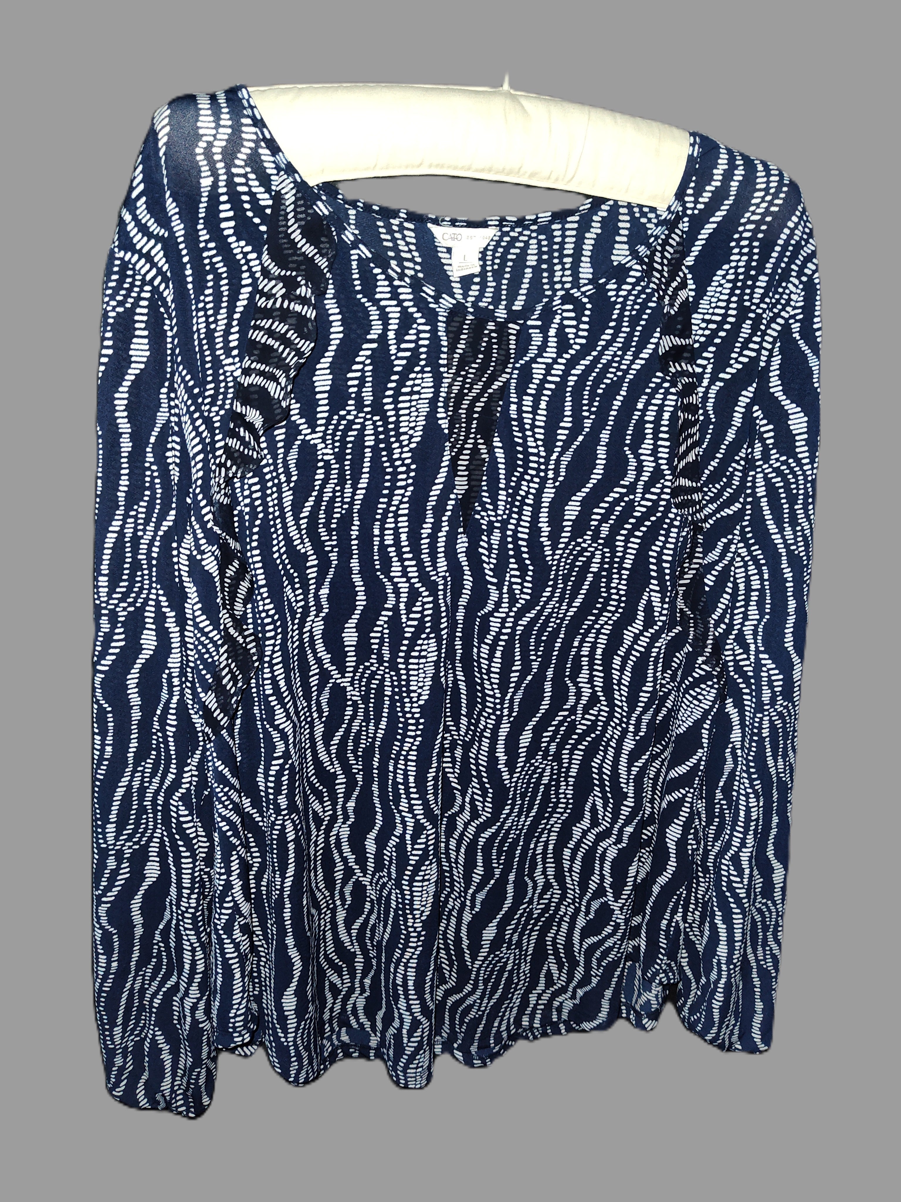 Blusa de manga larga con volantes y estampado Cato en azul marino y blanco (talla grande)