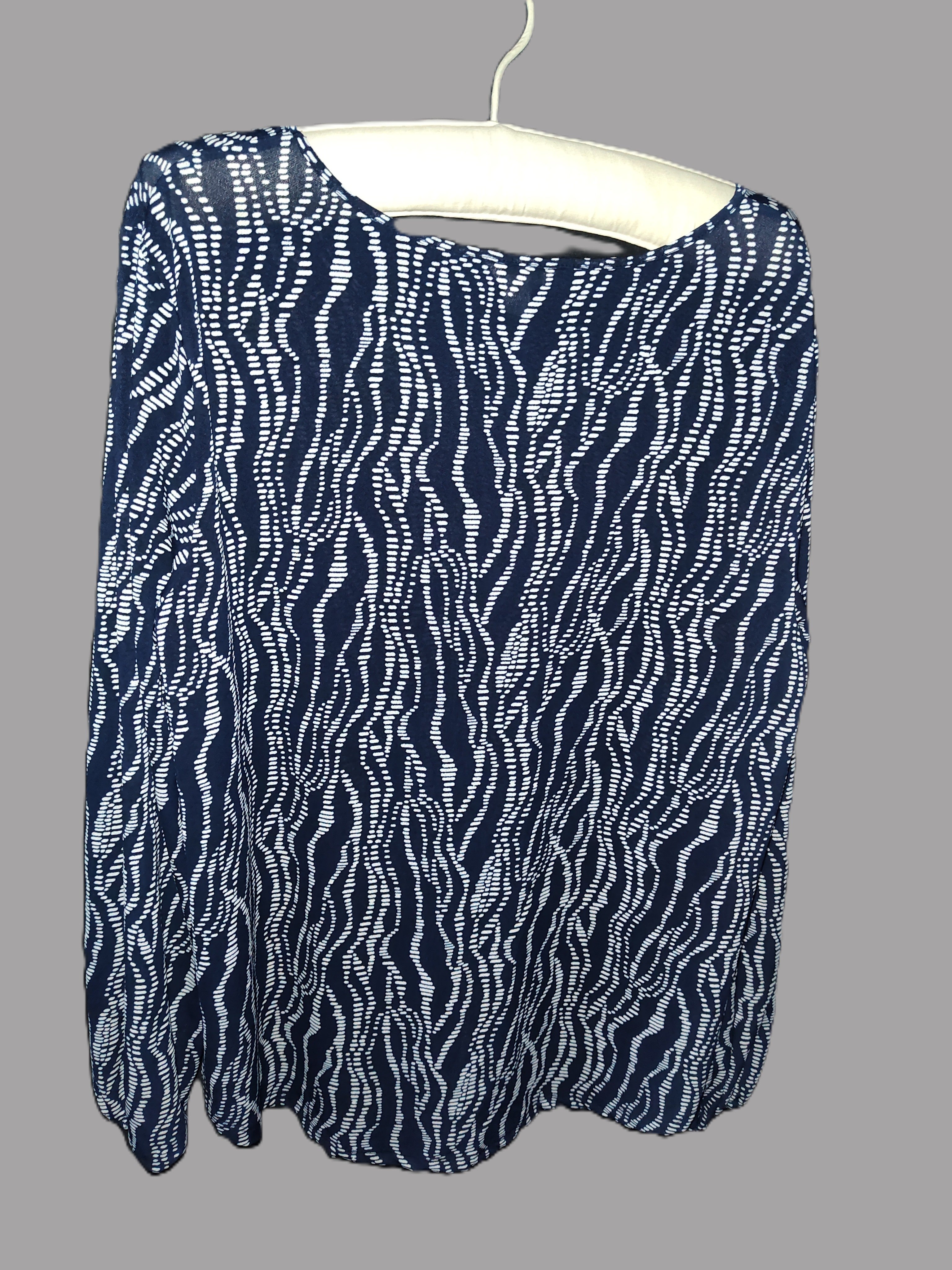 Blusa de manga larga con volantes y estampado Cato en azul marino y blanco (talla grande)