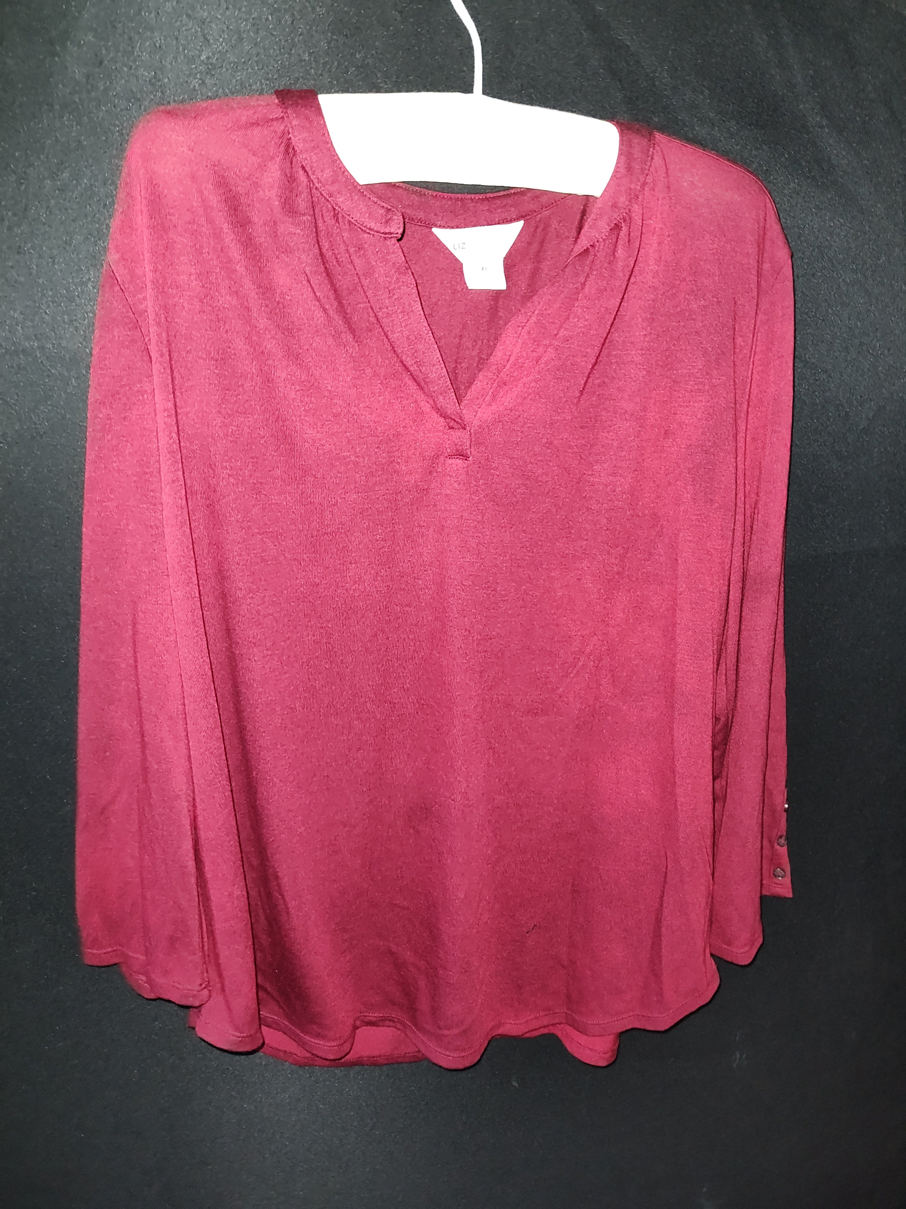Blusa de Liz Claiborne con cuello redondo dividido y mangas 3/4 en color burdeos - Talla XL