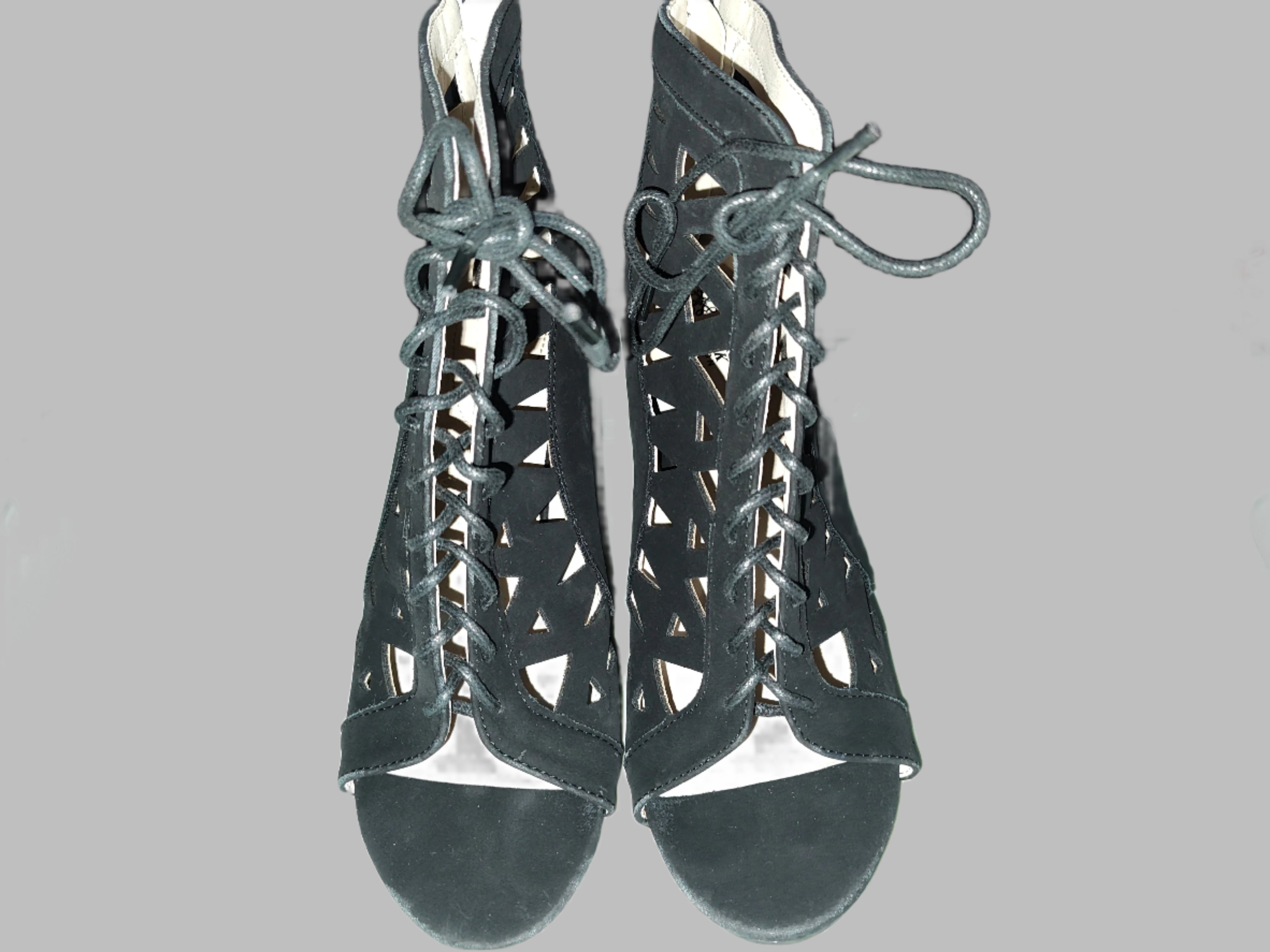 Botas negras con cordones y tacones de aguja