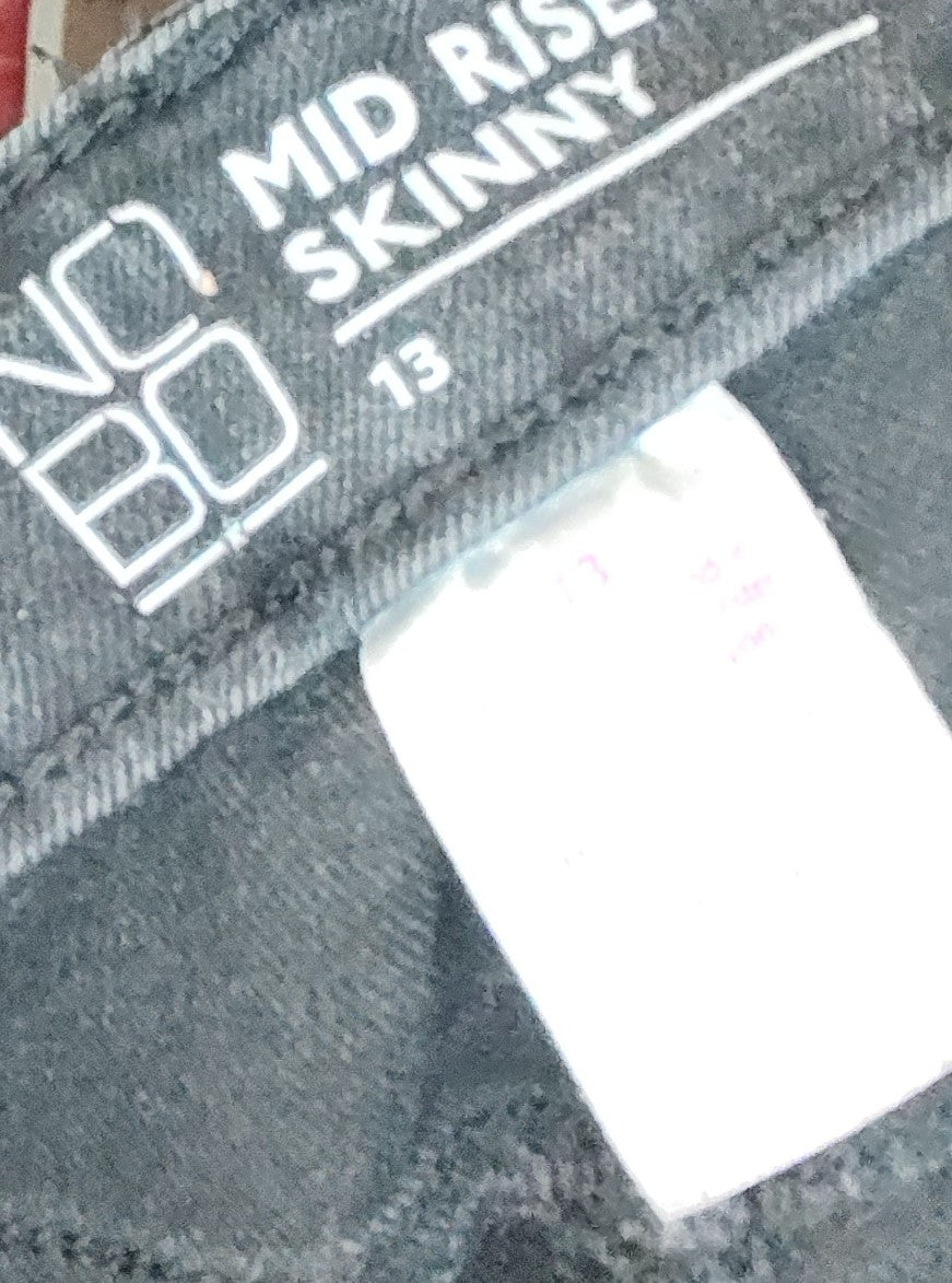 No Boundaries Denim Black Mid-rise Skinny Jeans - size 13