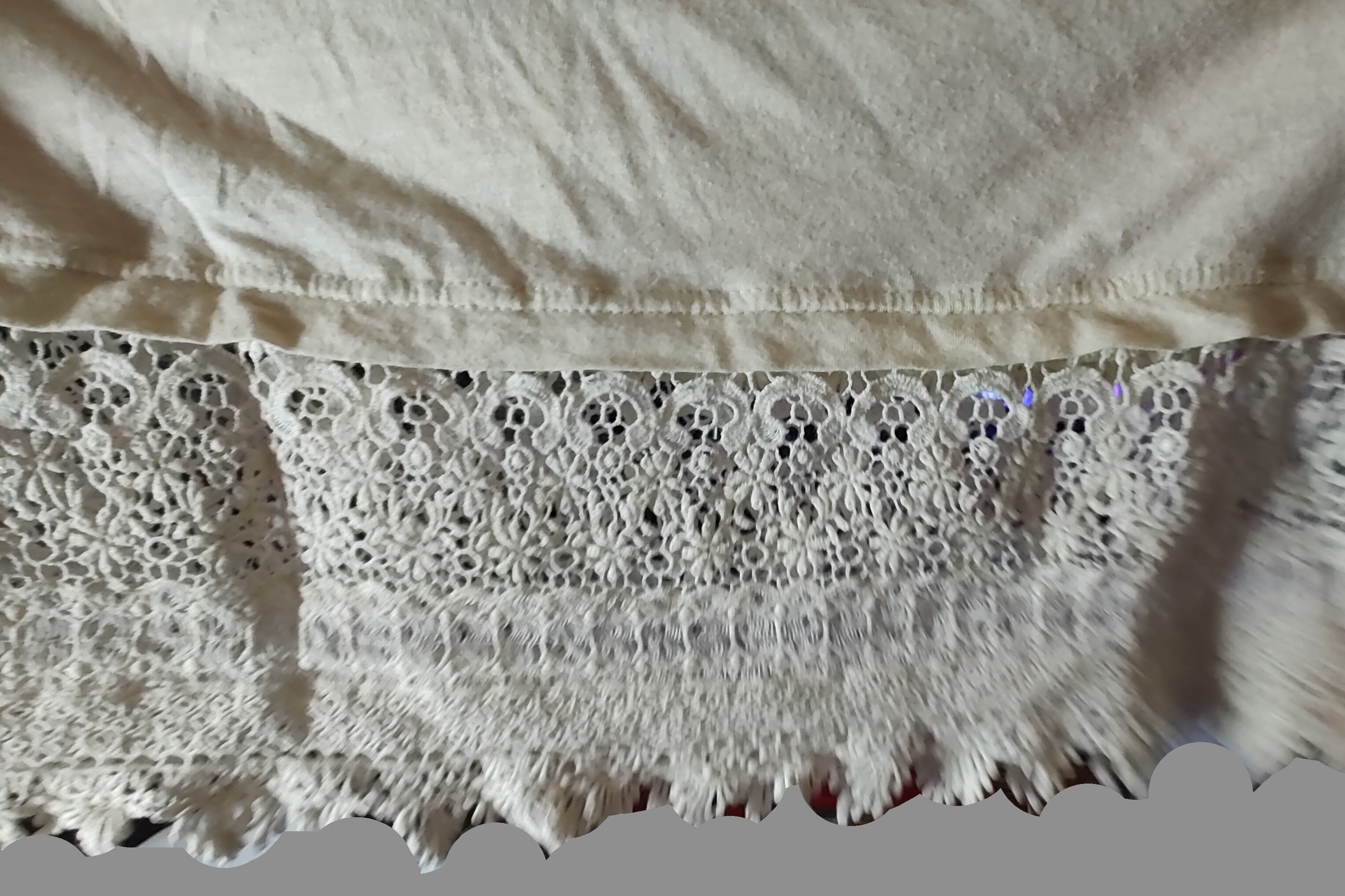 Merona Cream Sleeveless Blouse with Wide Lace Hem - size XL
