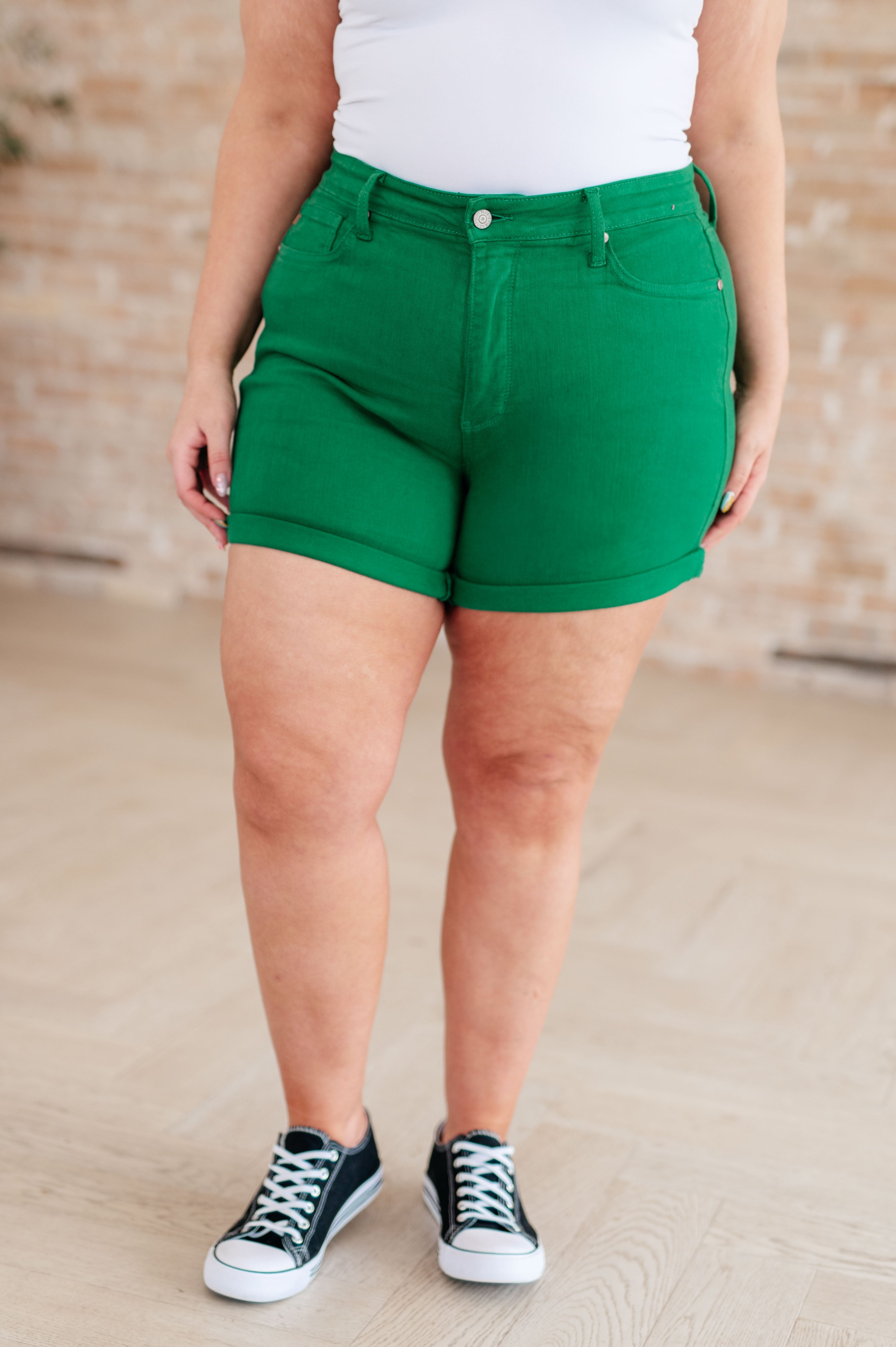 Pantalones cortos con puños y parte superior con control de talle alto Jenna en verde hasta 3XL