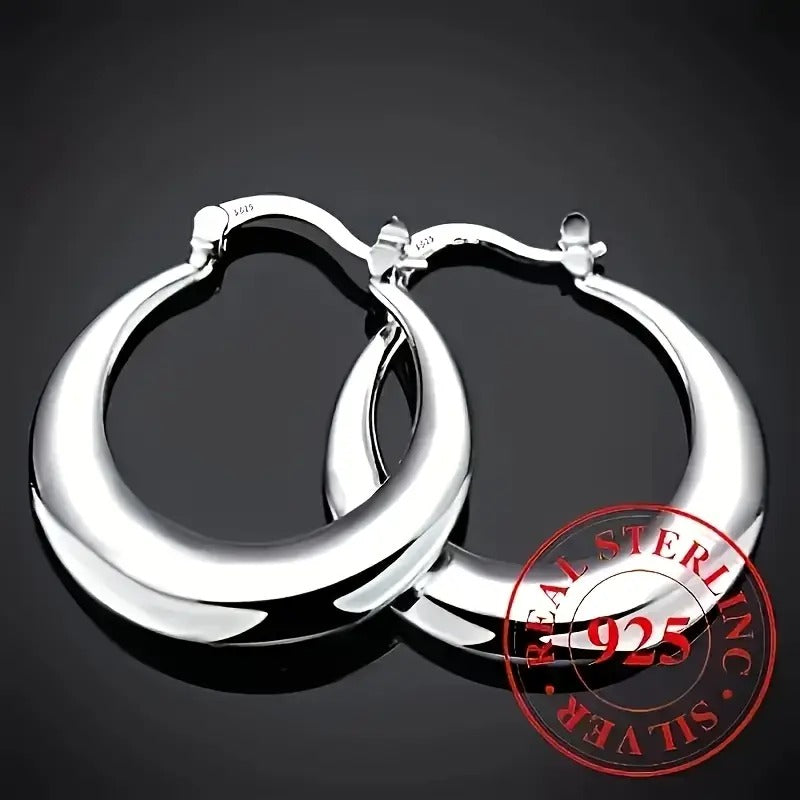 Circle Earrings, Simple And Grand, Outline Elegant Contours With Smooth Lines, Featuring A Soft Luster That Adds A Touch Of Sophistication To Your Outfit.