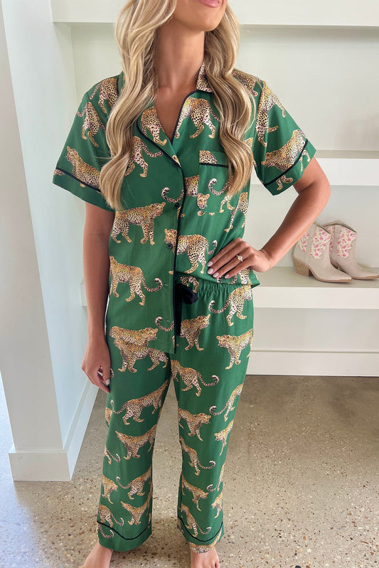 Conjunto de pijama de camisa y pantalón de manga corta con estampado de guepardo verde