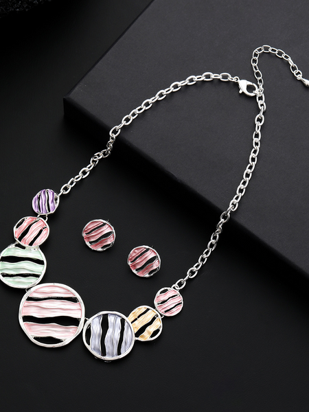 Conjunto de joyería con collar y aretes circulares de colores