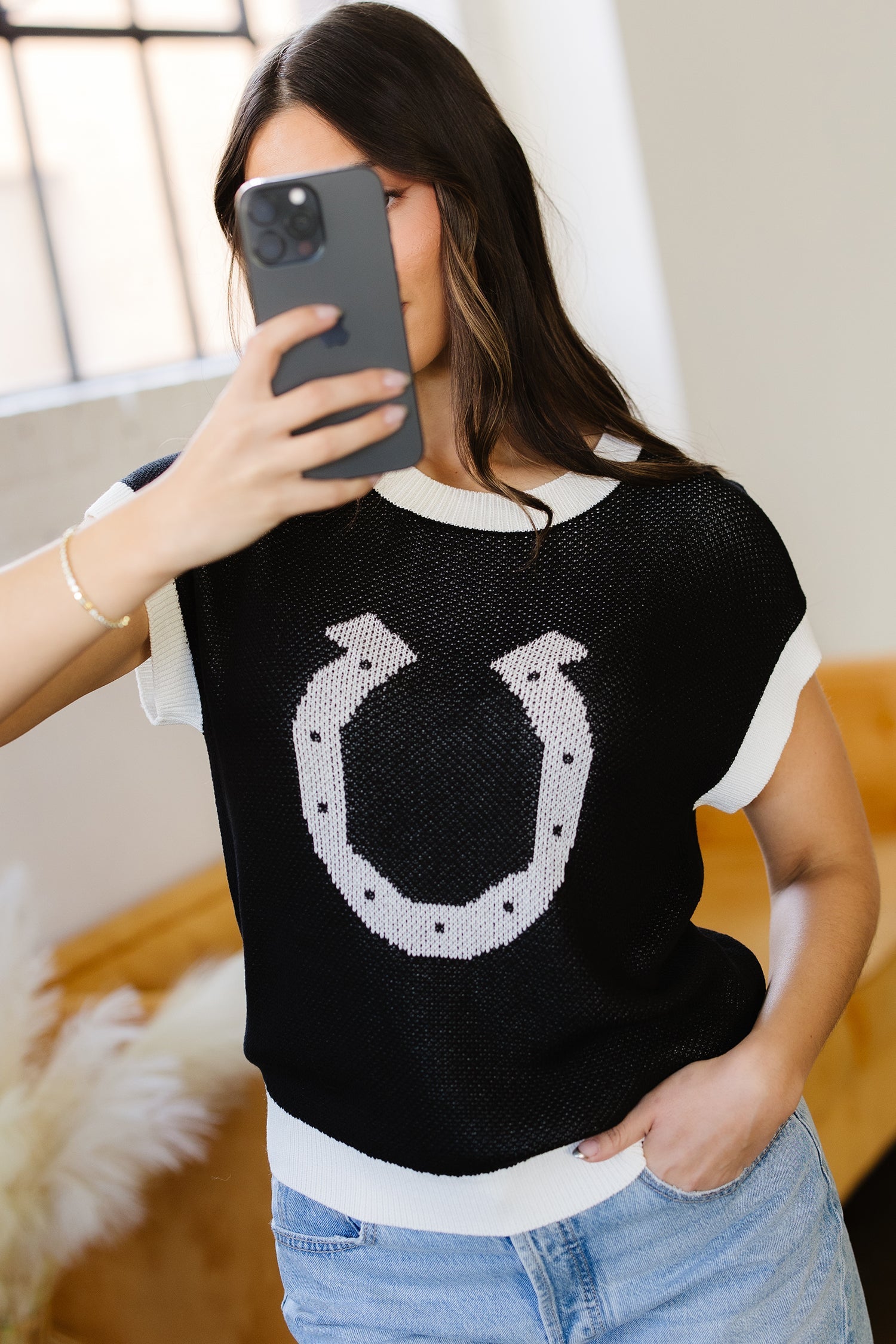 Black Horse Shoe Pattern Contrast Trim Short Sleeve Sweater