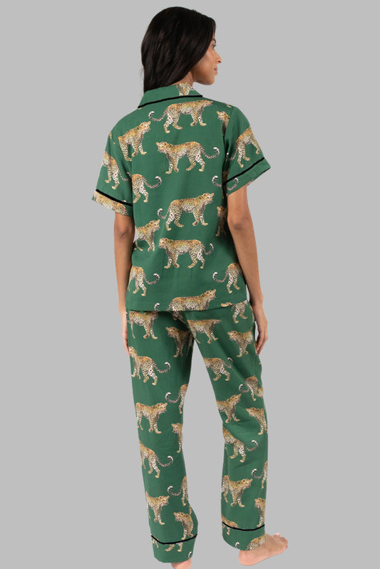 Conjunto de pijama de camisa y pantalón de manga corta con estampado de guepardo verde