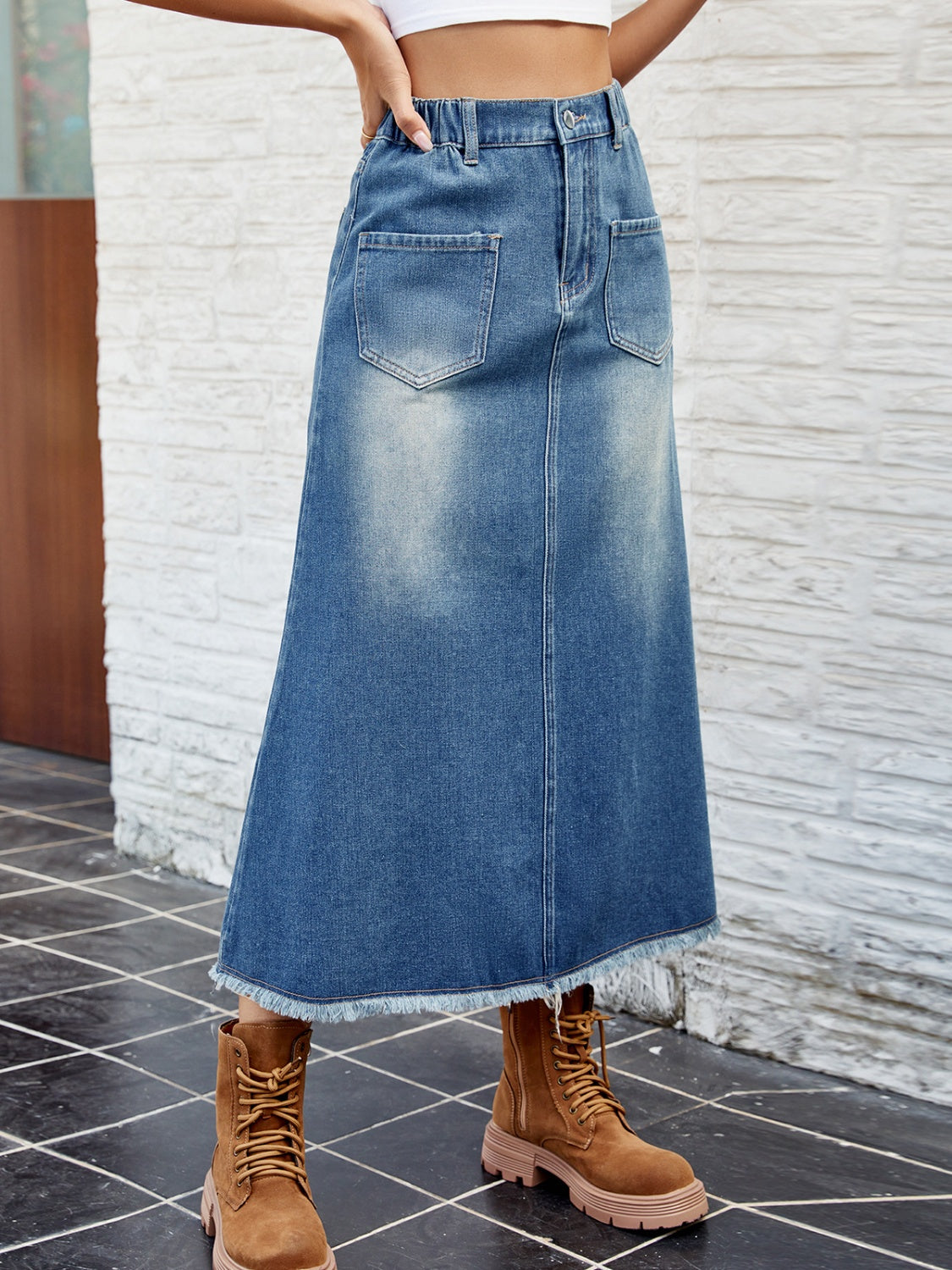 Women's Raw Hem Buttoned Midi Denim Skirt with Pockets