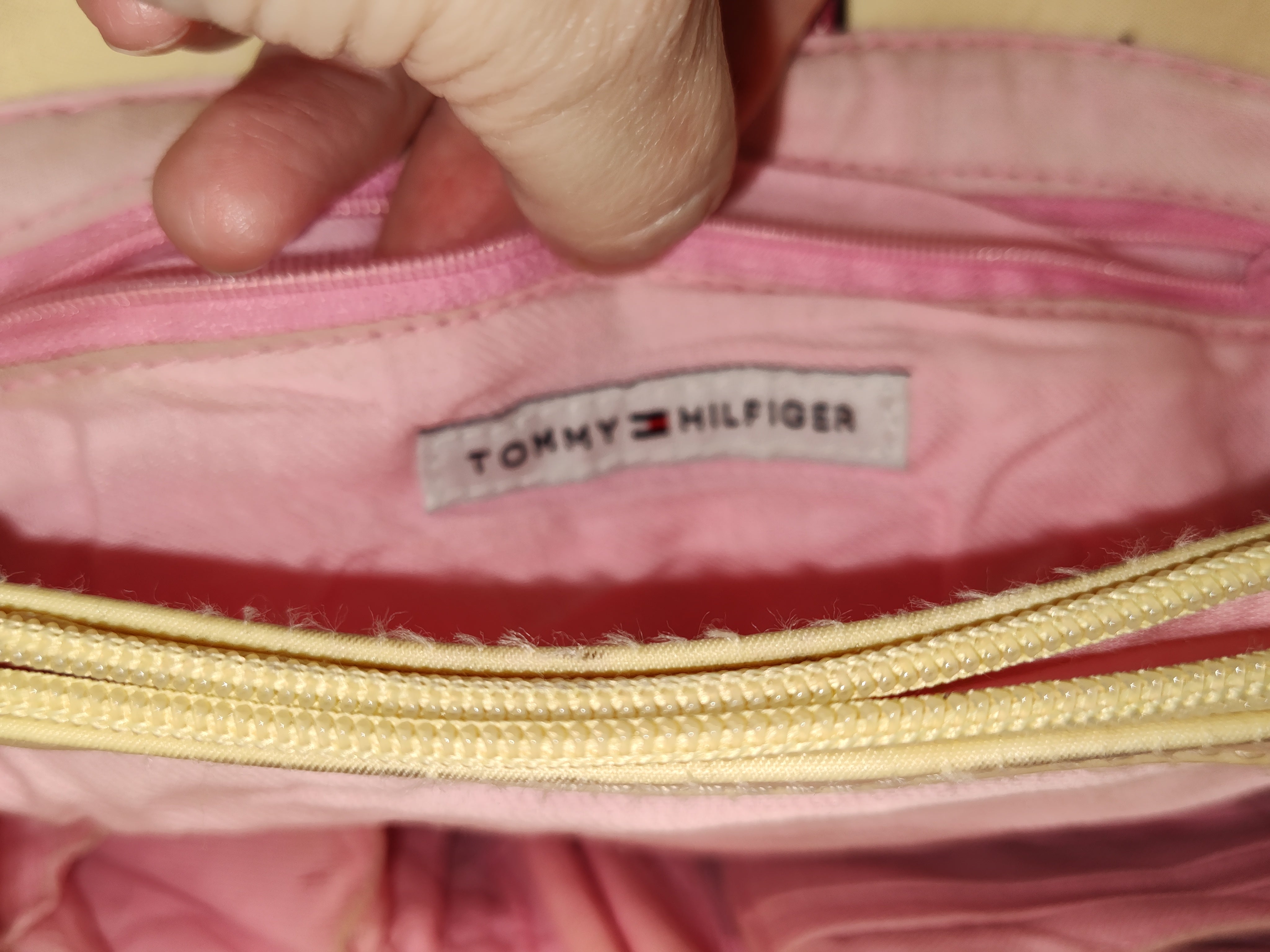 Bolso de hombro en tonos pastel Tommy Hilfiger de segunda mano