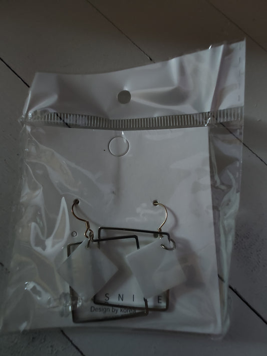 Pendientes colgantes blancos