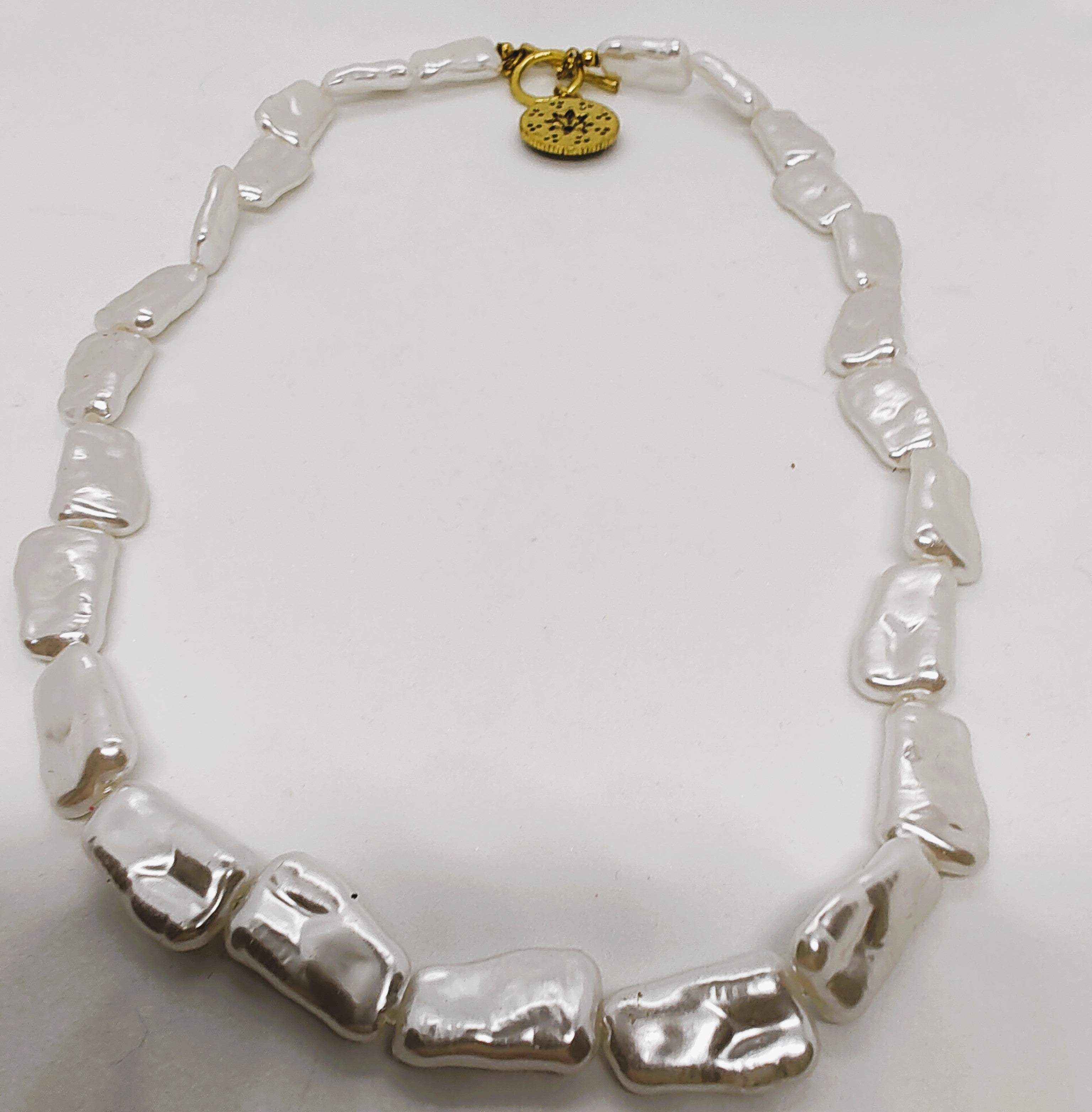 Collar de roca blanca