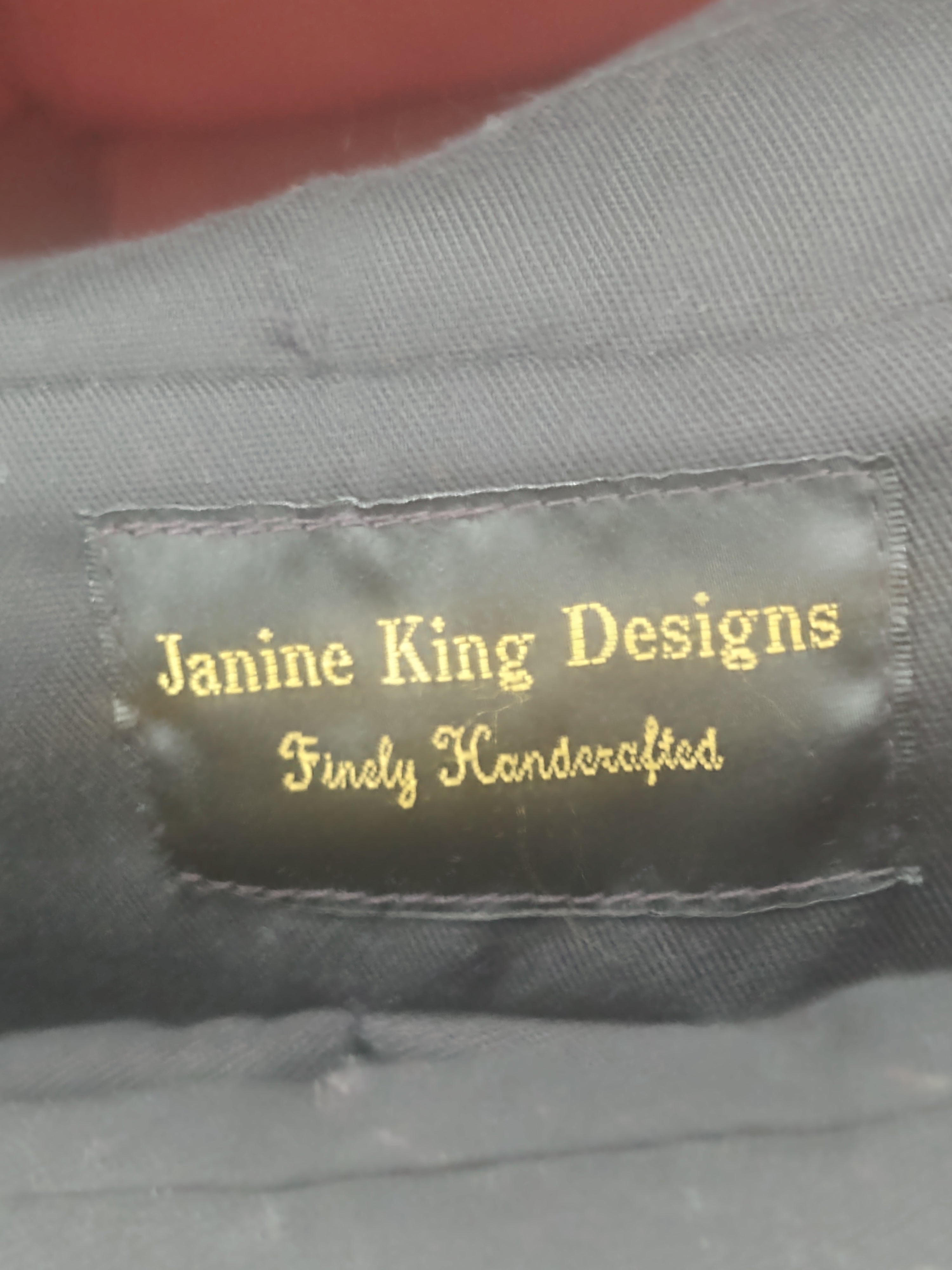 Bolso de mano pequeño de tela Janine King Design de segunda mano en negro, marrón y blanco (recogida gratuita en Manchester, KY)